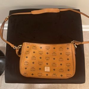 This cognac crossbody bag is in great condition